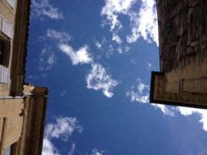 Ciel bleu et nuages entre deux maisons