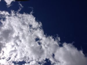 Ciel bleu, nuages blancs un lundi en septembre